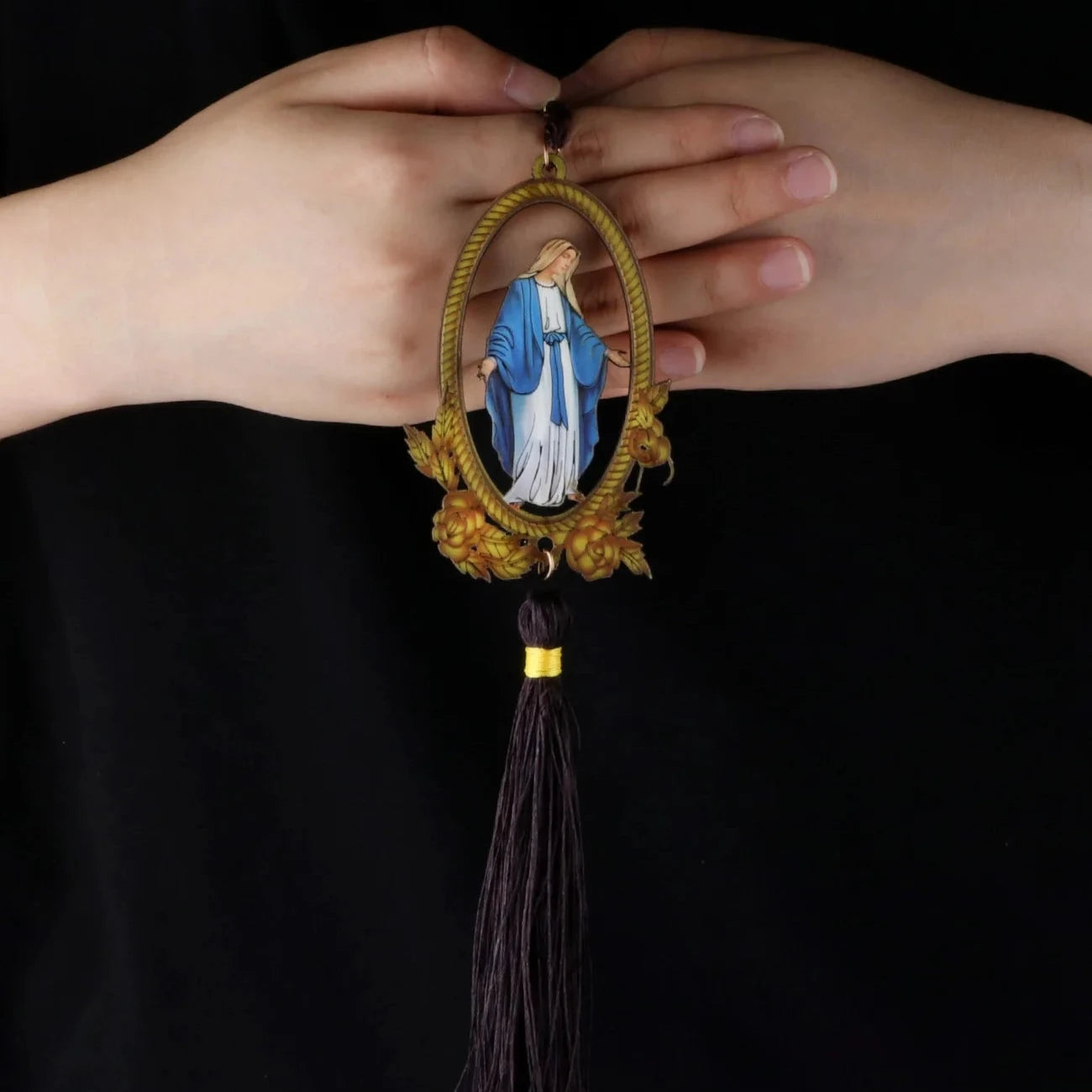 Cottvott Religious Wooden Our Lady of Grace Pendant Car Rear Mirror Hangings Home Door Decor Ornaments Decoraction Prayer Gifts